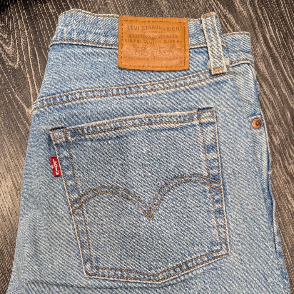 Levis wedgie size 27